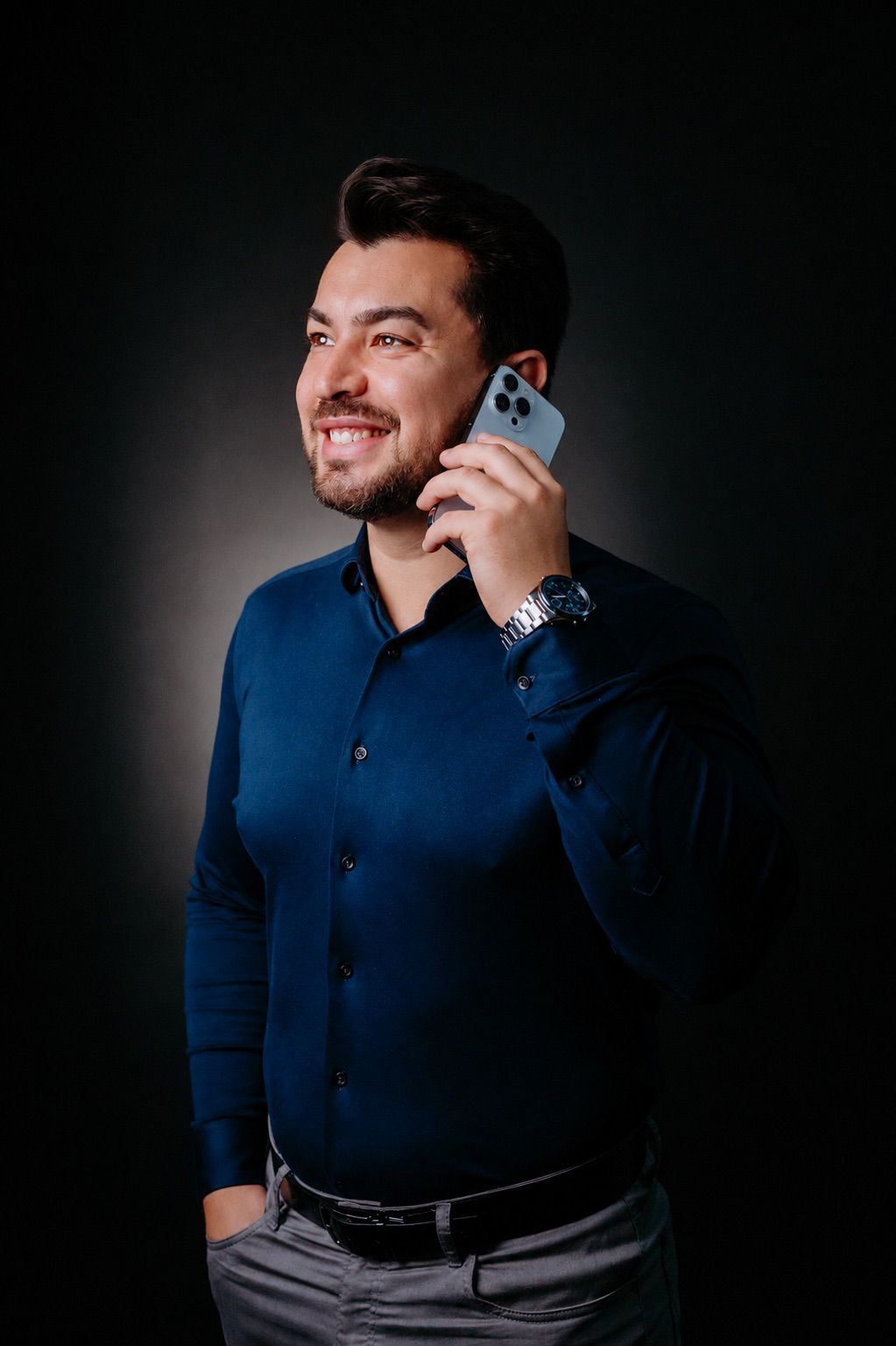 Consultor da X-Capital em atendimento por telefone