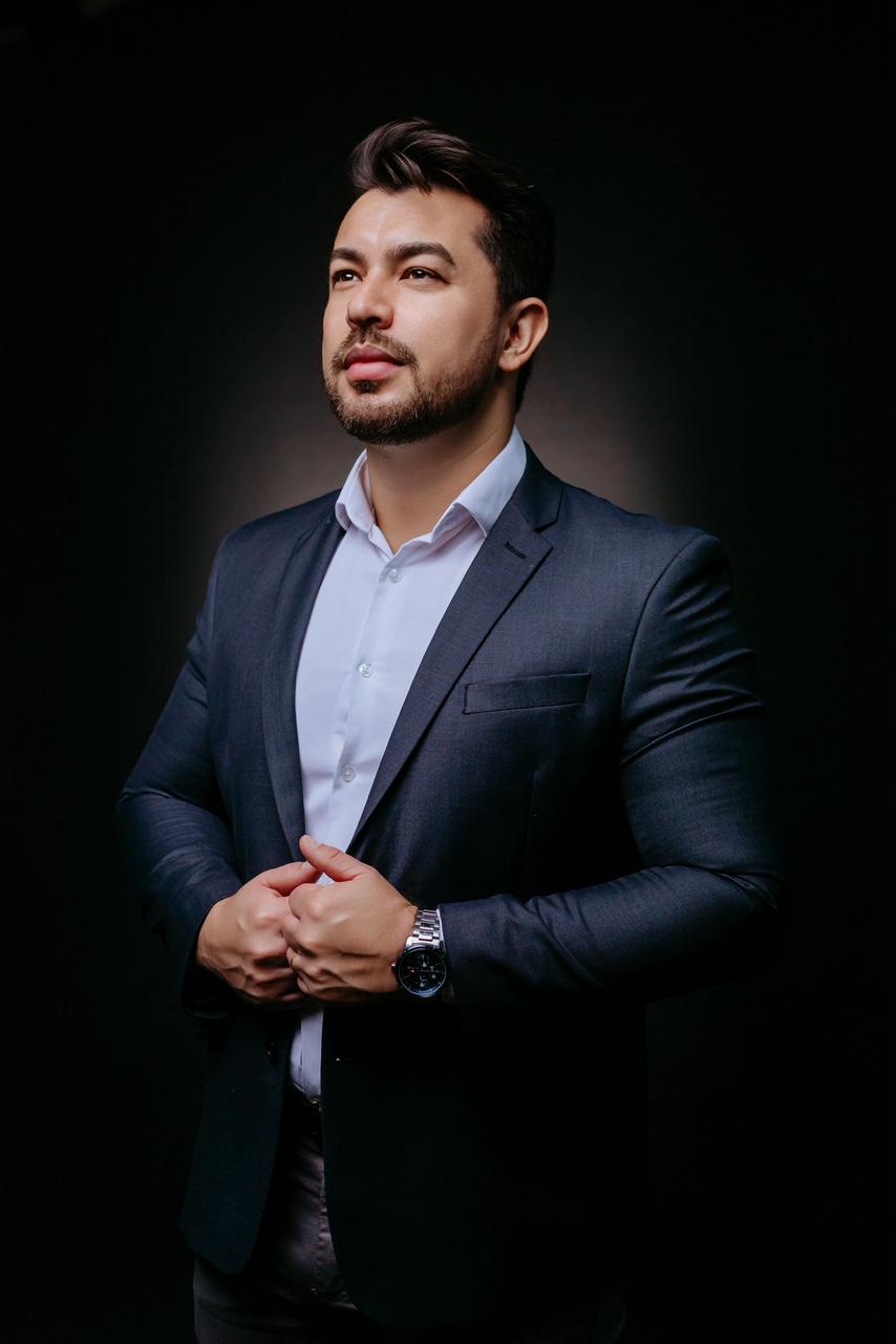 Consultor da X-Capital em retrato de estúdio